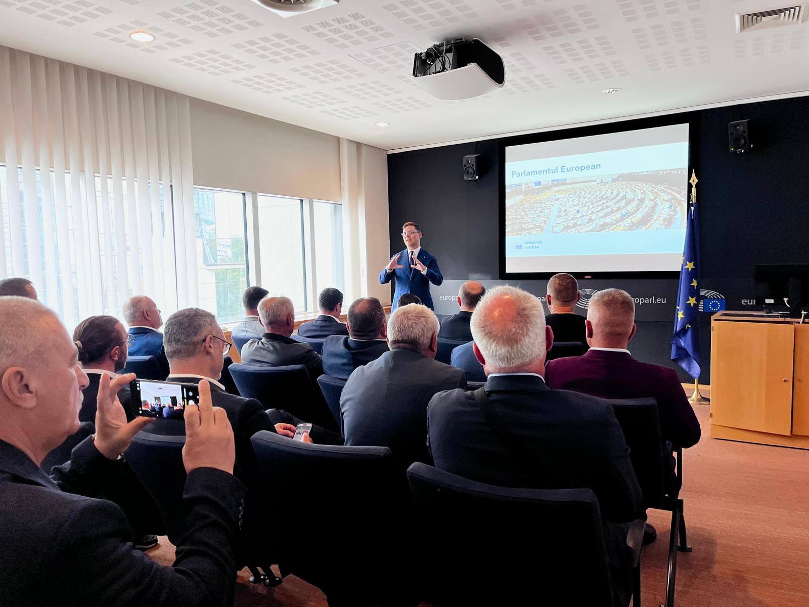 Victor Negrescu, întâlnire la Bruxelles cu aleșii locali din România pe tema programelor UE: Prioritatea mea rămâne sprijinirea accesului la fonduri europene