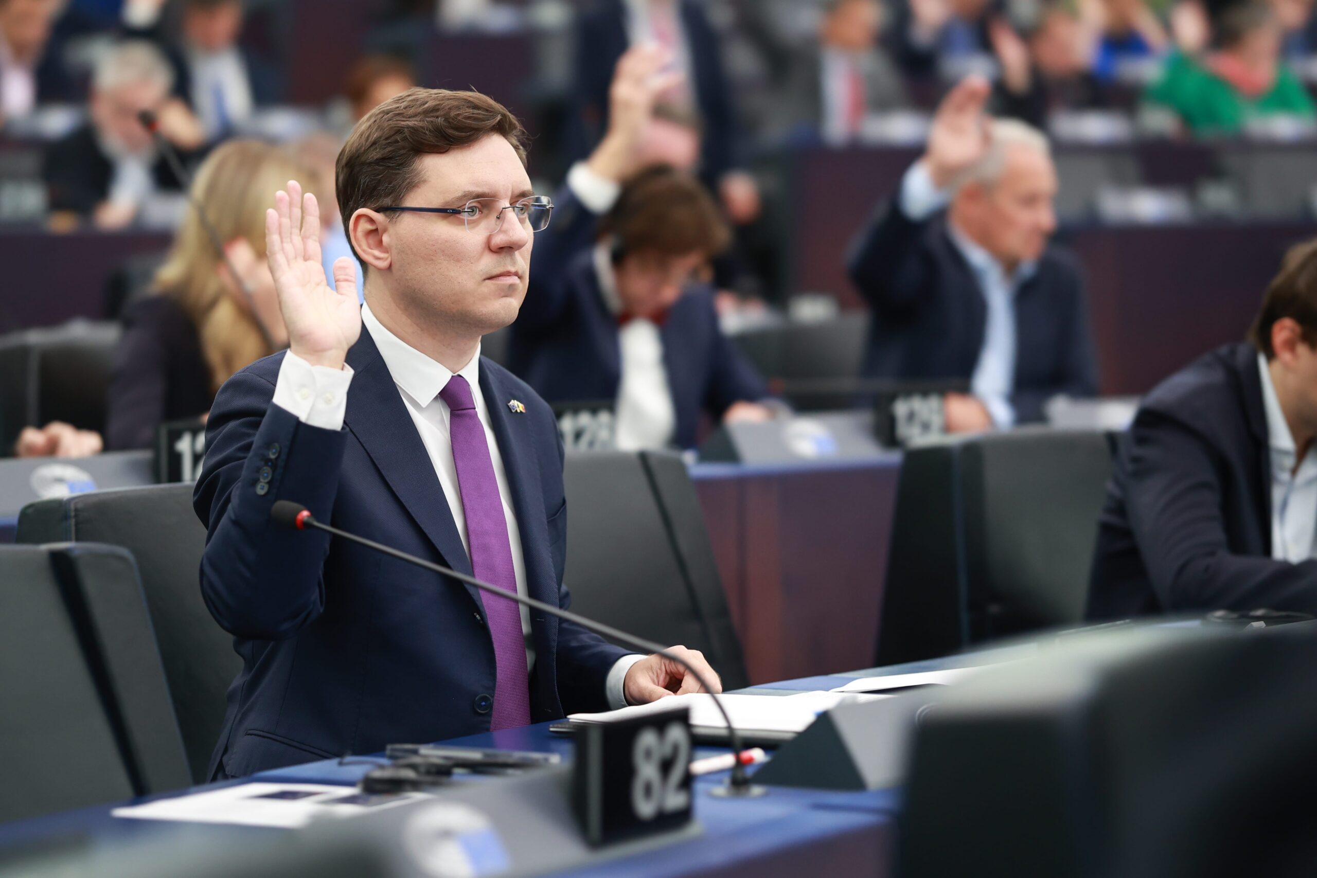 Victor Negrescu prezentând raportul de activitate ca europarlamentar